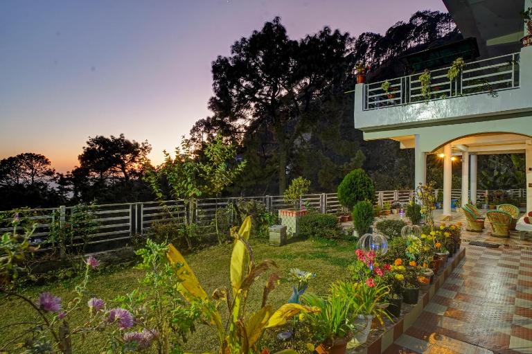 Hill View 2BHK Homestay with Garden - 2 Bedrooms with Living room Kitchen and 2 Washrooms - B&B Naini Tāl