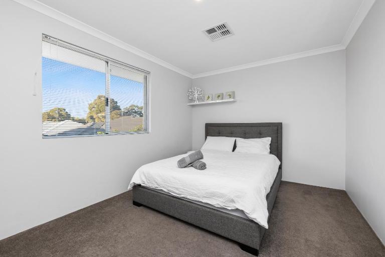Carlisle 4BR Family Home 3 Miles To Optus Stadium - B&B Perth