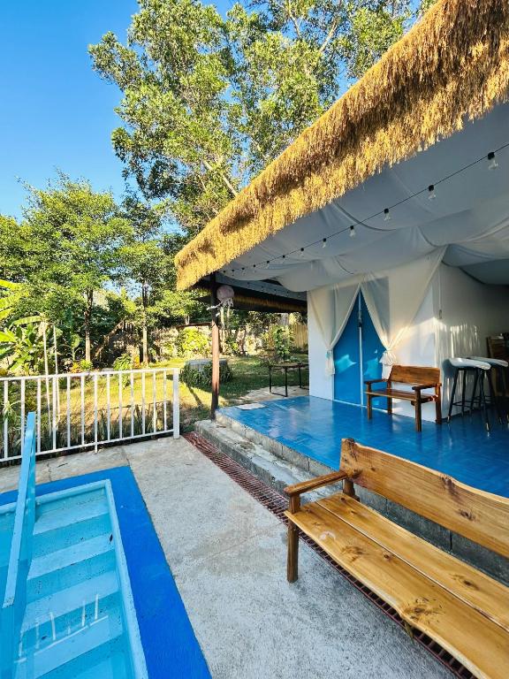 Barracuda Swim Club's Homestay - Fan Room with Pool - Bed and Breakfast Coron