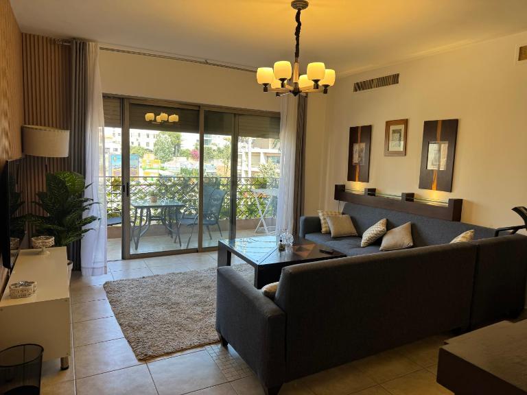 Glow and Grace in Abdoun Best location - B&B Amman