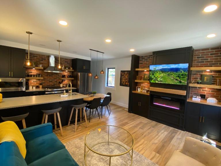 Stylish Downtown Kingsville Getaway with Putting Green, Firepit & Games - B&B Kingsville