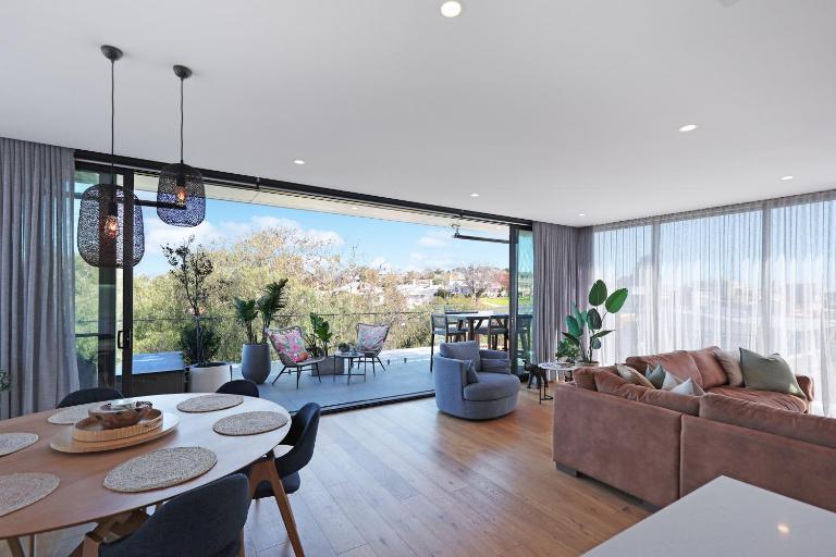 302 Penthouse Portarlington Waterfront Luxury sleeping 6 3 Queen Bedrooms 2 bathrooms Private Terrace Aircon and Heating - B&B Portarlington