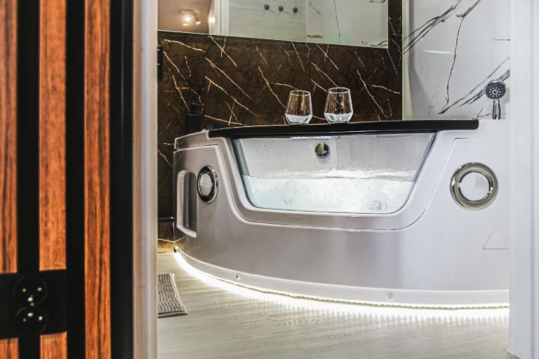 Komfortowy Apartament Jacuzzi & Balkon & 2 sypialnie - Bed and Breakfast Wrocław