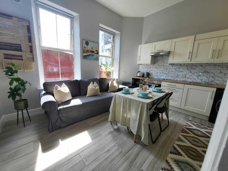 Top Location - Newly Refurbed 2BD Sleeps 6 W Loft - Bed and Breakfast Cork