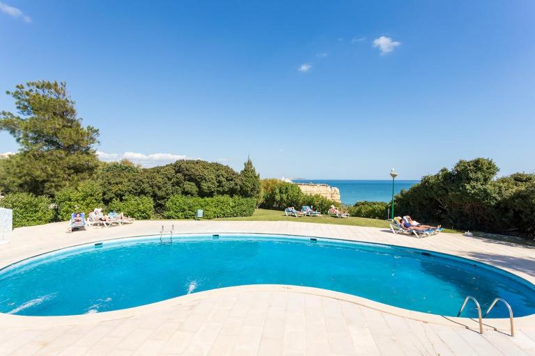 Algarve holiday beach house with seaview and pool - B&B Porches