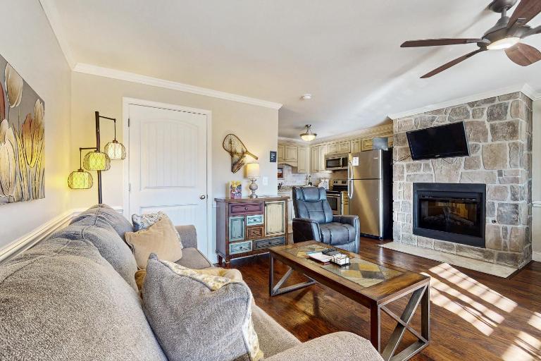 Pool + Riverfront! Couples Retreat in Smoky Mtns - B&B Tuckaleechee