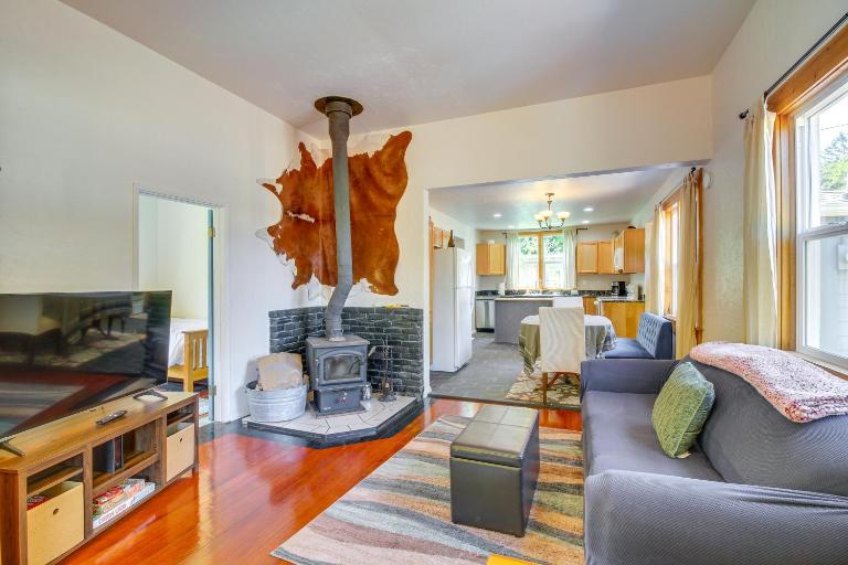 < 1 Mi to Coquille River: Cottage w/ Private Yard! - B&B Bandon