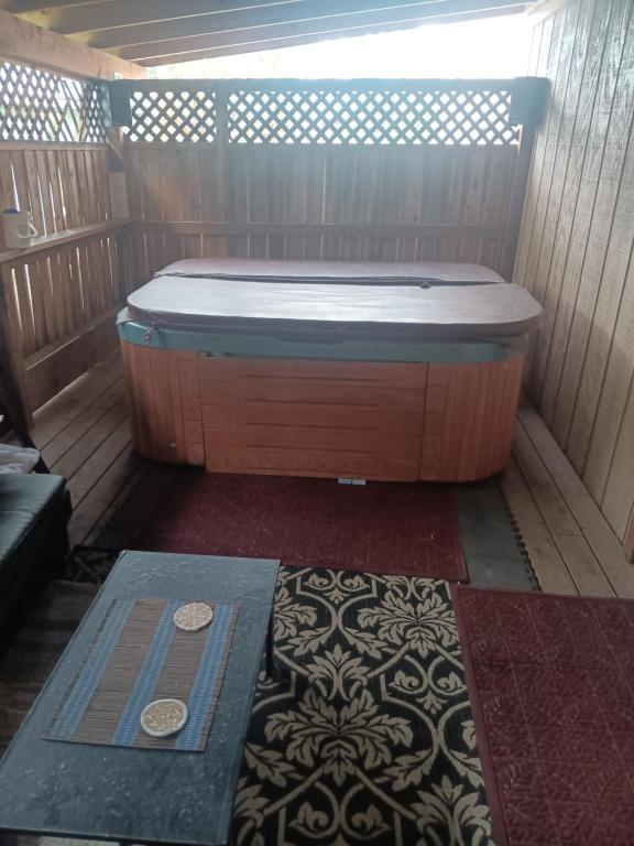 Hot Tub with King Bed - B&B Anchorage