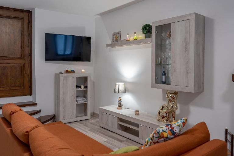 Al Laghée - Large New Modern Apt in Center Town - Chambres d'hôtes Gravedona