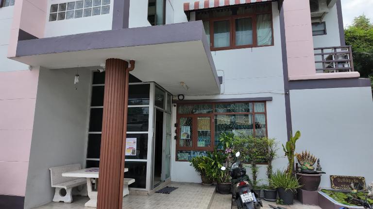 ธิติกาญจน์ อพาร์ทเม้นท์ - Chambres d'hôtes Ban Khlong Samrong