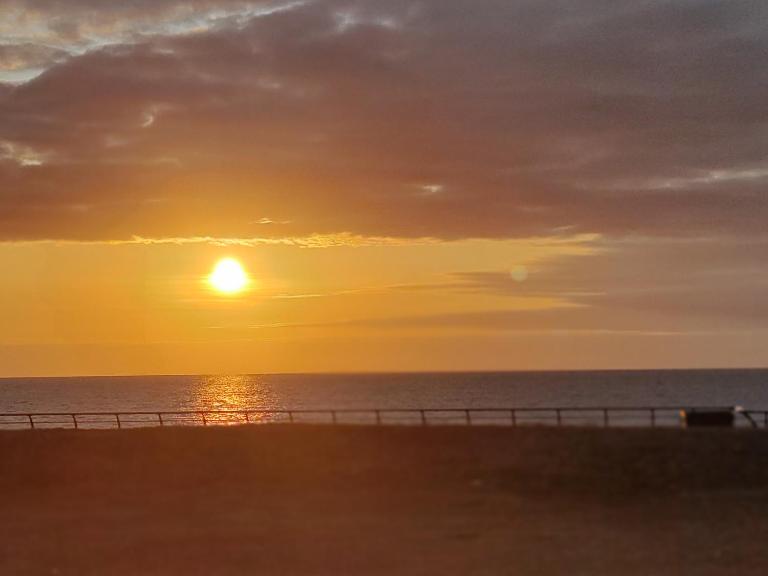 2 Bedroom Guest House Near Beach - B&B Llanelli