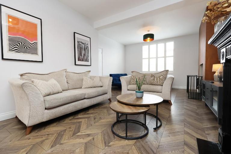 Spacious 3 Bedroom Home in Heart Of Pontypool With Parking - By EKLIVING LUXE Short Lets & Serviced Accommodation - Bed and Breakfast Griffithstown