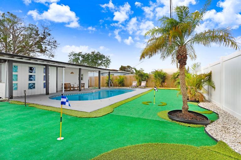 Relax, Swim, Repeat, Family Pool House by the Sea - B&B St. Petersburg