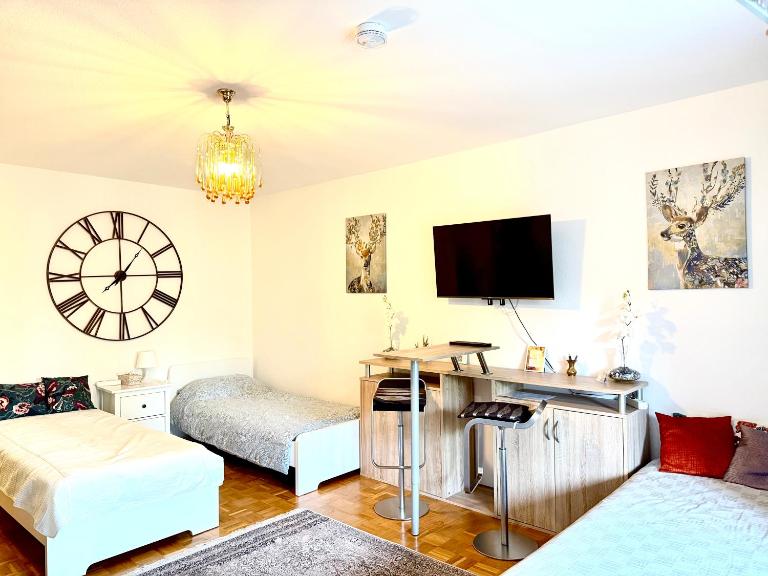 Welcome to Messe! Two-bedroom SmartApartment &Balcony - Bed and Breakfast Hannover
