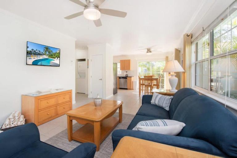 Snug Harbour View Condo #6 - B&B George Town