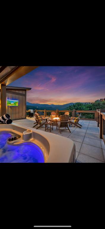 Family Chalet With Rooftop Theater GameRoom Mins to DT - B&B Gatlinburg