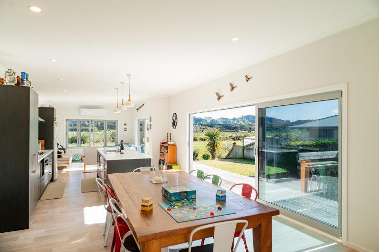 Reel retreat - sunny with views! - B&B Waihi Beach