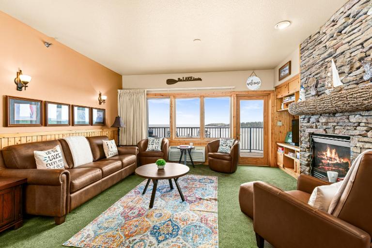 Amazing Lake View King Suite, Kitchen & Pools - Chambres d'hôtes Two Harbors