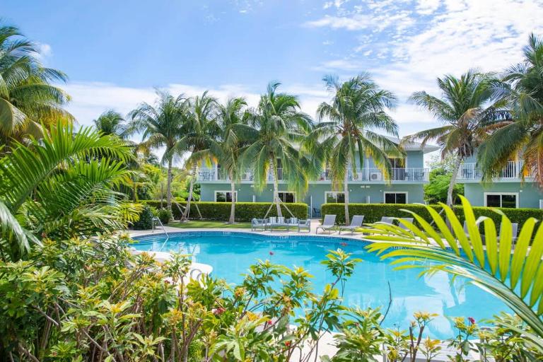 Summertime Suites #50 - 1BR West Bay Condo & Pool - Ferienwohnung West Bay