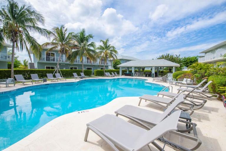 Summertime Suites #50 - 1BR West Bay Condo & Pool - Bed and Breakfast West Bay