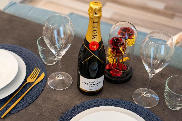 Navigli Vibes Suite - For Couples - Romantic - Parking - Bed and Breakfast Milaan
