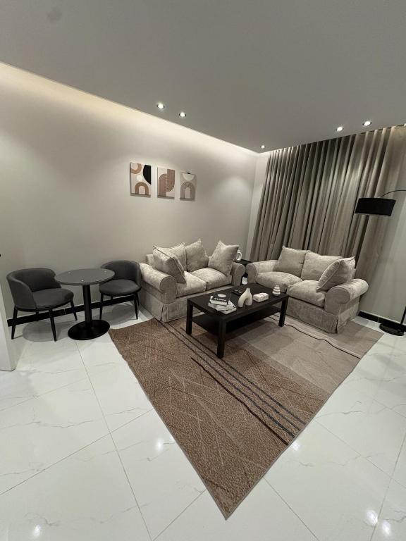 غرفة وصالة حي الملقا 18 - B&B Riad
