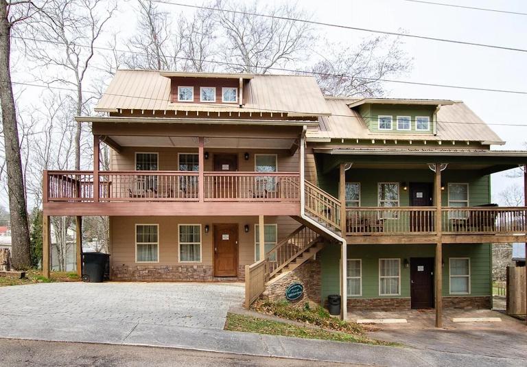 Mountain View Villa on Choice Ave - Steps to Downtown - Chambres d'hôtes Dahlonega