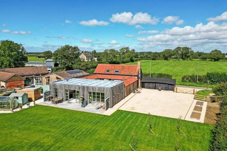 The Old Dairy: A Stunning Detached Rural Retreat - B&B Crudwell