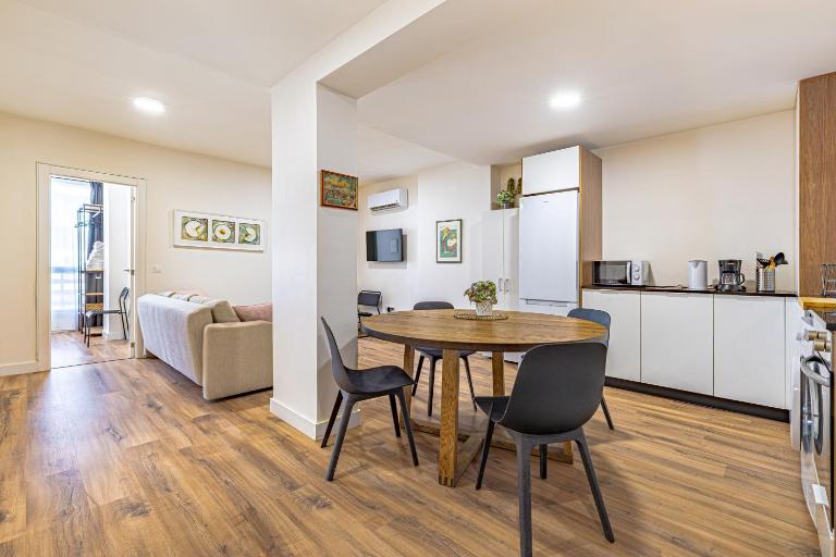 GMC Turistics - Paseo Marítimo Estepona - B&B Estepona
