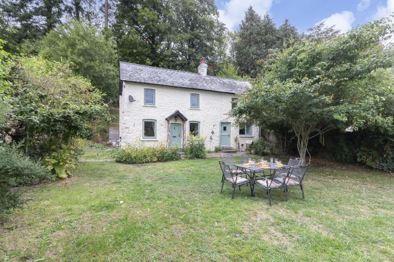 Charming 3-Bed Cottage by the River Usk - B&B Abergavenny