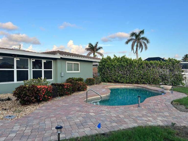 Coastal Getaway with Pool & Dock - B&B Fort Myers Beach