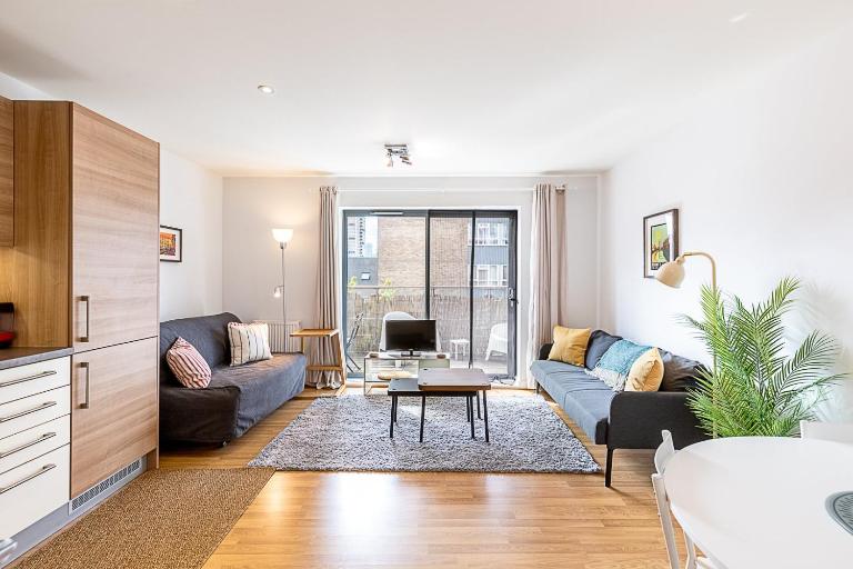Modern Mile End Flat with Balcony & Terrace - Ferienwohnung London