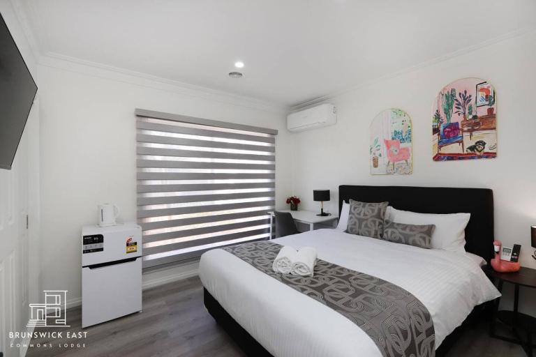 30 Percent off 102 Chic Queen BR with Fast WiFi - Walk to Tram Stop 23 - B&B Melbourne