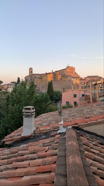 Le Acacie Apartment Lari Vista Castello - Chambres d'hôtes Lari