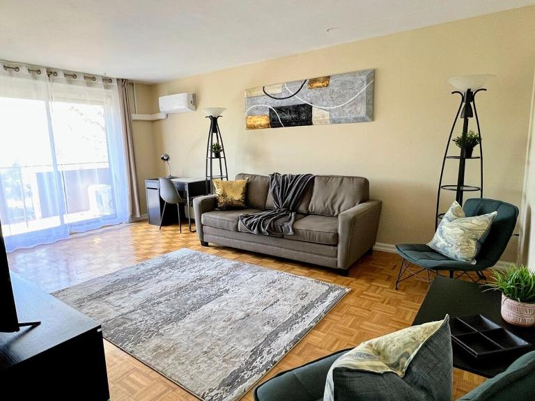 Bright 2 BR pet friendly, KING bed, WiFi,2 parking - Bed and Breakfast Kitchener