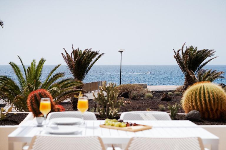 Coastal Apartment with Terrace, Sea Views and Heated Pools - Ferienwohnung San Miguel De Abona