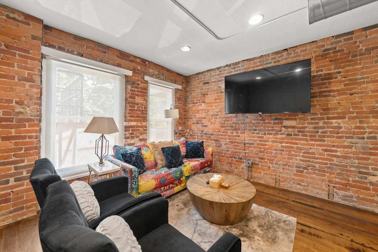 Short North Lounge - Stay for 2 - B&B Columbus