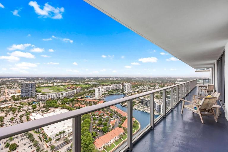 42nd Floor Penthouse with Pools and Free Parking - Ferienwohnung Hollywood