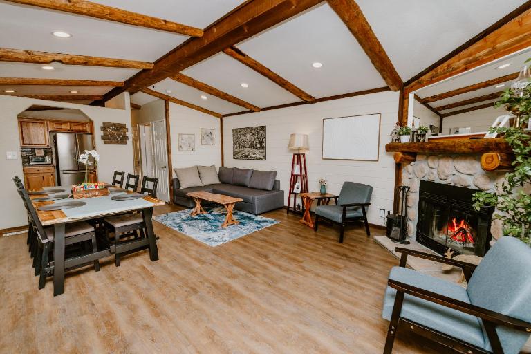 Large, centrally located, 10 min walk to slopes - B&B Big Bear Lake