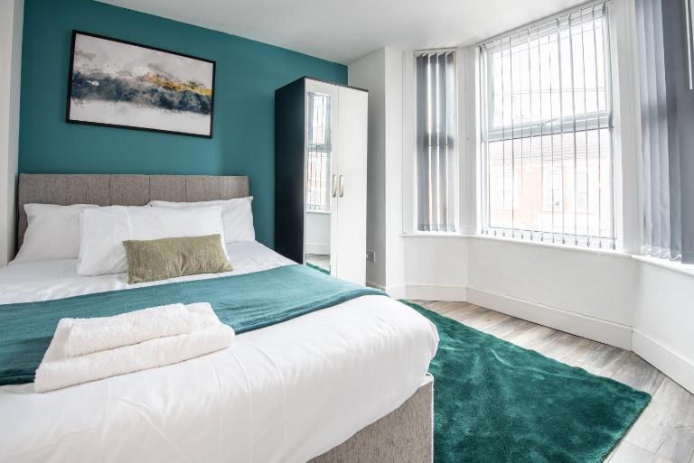 Contractor-Friendly 2Bed Apartment, Near City Centre, Sleeps 4 with Free Parking - Chambres d'hôtes Coventry
