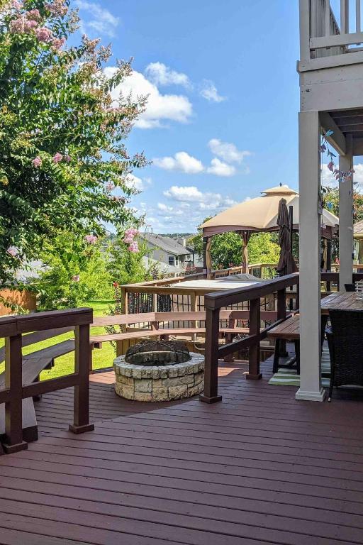 Enchanted April Lake House 3 Bed 2 Bath - B&B Montgomery