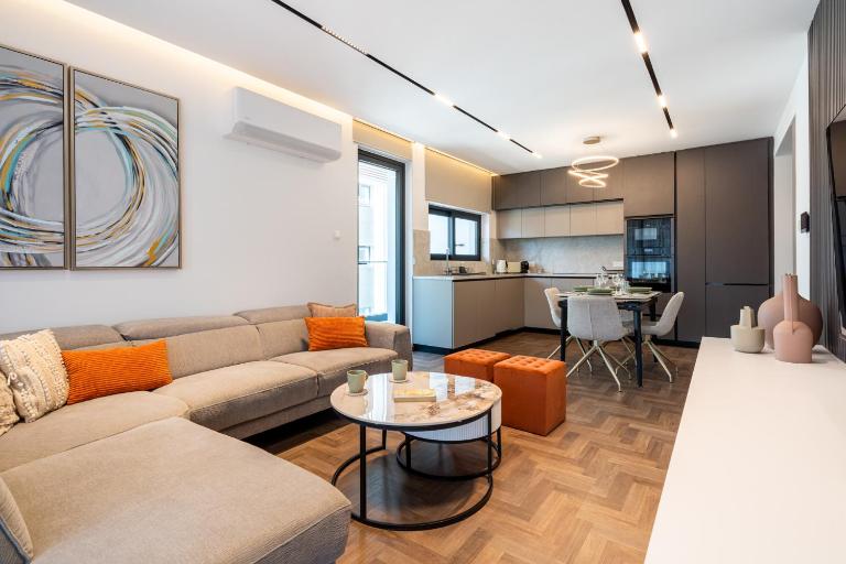 Itero 2-BR Luxury Apartment by Makenzy Beach - Chambres d'hôtes Larnaca