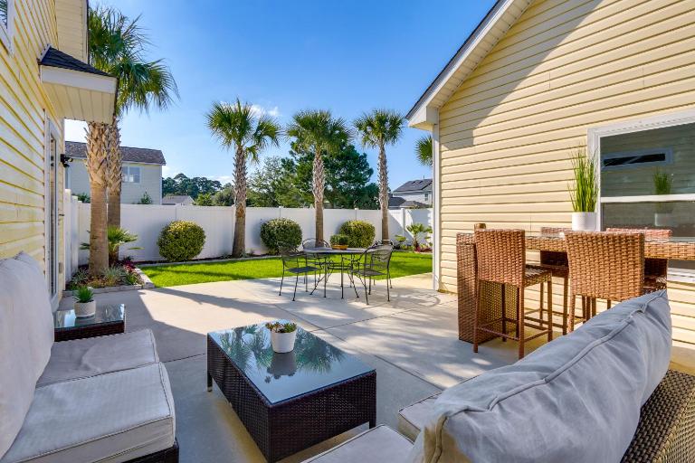 Coastal Home w/ Yard < 1 Mi to Old Town Bluffton! - Bed and Breakfast Bluffton