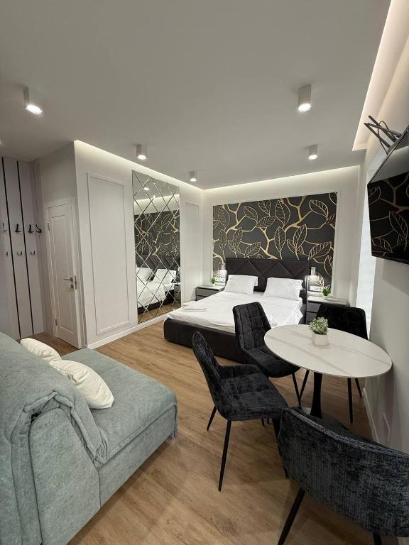 Апартаменти на Площі Ринок 12 навпроти Ратуші після ремонту - B&B Leopoli