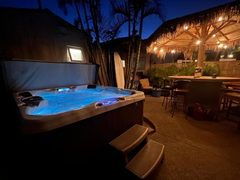 Oceanside Bungalow, Walk to Beach & Pier, Private Hot Tub, Beach Gear - Chambres d'hôtes Oceanside