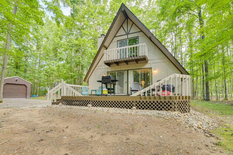 Lake Access Cabin w/ Deck, Fire Pit & Grill! - B&B Elmira