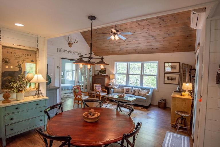 Sweetwater Cottage - Private Cottage Tucked in the Woods - WJ & Boone - River Access - B&B West Jefferson