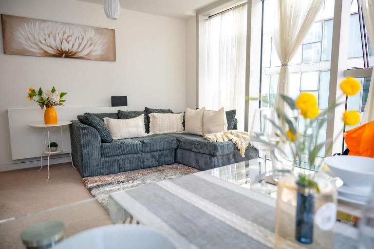 Mory Homes Modern 2 BDR Flat Private Parking in Central MK - B&B Milton Keynes