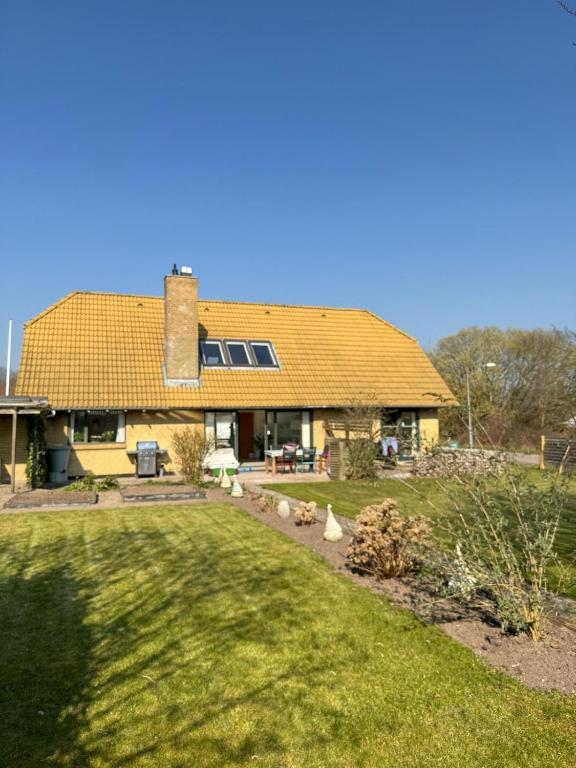 The Sunflower - Huge 240m2 7-bedroom house for many people - Free parking - 15 beds, 2 kitchen & 3 bathrooms - Chambres d'hôtes Munkebo