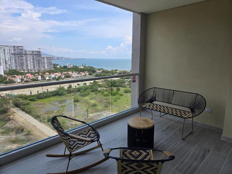 Family Friendly Modern 2BR 2BA Steps to Beach - B&B Gaira